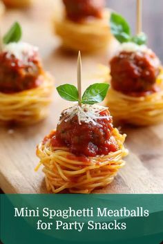 Tiny servings of spaghetti with meatballs, offering a fun, crowd-pleasing Italian meatball finger food for casual gatherings or parties. Italian Finger Foods, Individual Appetizers, Italian Themed Parties, Mini Meatballs, Italian Party, Finger Foods Easy, Finger Sandwiches, Italian Appetizers, Easy Italian