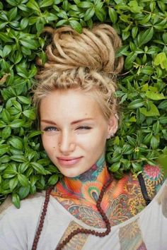 Female Dreads Hairstyles, Female Dreads, Women With Dreadlocks, Tattooed People, Woman With Tattoos, Scene Girl, Dreadlock Styles