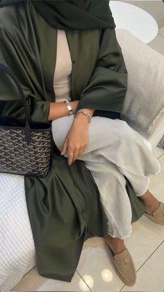 Khaleeji Outfits, Shirt Dress Street Style, Abaya Fits, Arab Vibes, Abaya Outfits, Abaya Inspiration, Khaleeji Aesthetic, Khaleeji Abaya, Modest Outfits Muslim