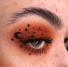 Fun Eye Makeup Looks, Witchy Eyeliner, Cute Eyeliner Ideas, Cool Eyeshadow Looks, Halloween Eyeliner Looks, Interesting Makeup, Eyeliner Inspo, Extra Makeup, Eyeliner Ideas