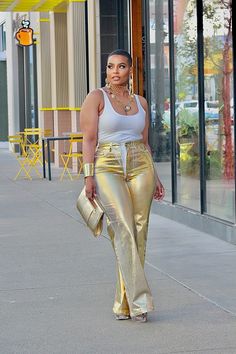 Foil Denim, Gold Jeans, Gold Pants, Gold Outfit, Metallic Pants, Elegante Casual, Fashion Mistakes, Straight Leg Denim, Style Mistakes