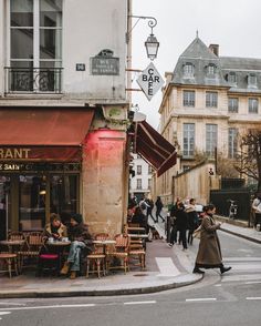 Everything About Rue Vieille du Temple in Le Marais Urban Scenes Photography, Paris Locations, Natural Cafe, Street Scape, Paris Flat, Europe Street, French Life, Urban Shop, Paris Markets