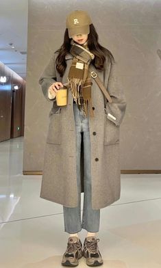 Korean winter outfit: neutral coat + light jeans + sneakers Korean Fashion Long Coat, Korean Winter Coats Women, Korea Fashion Winter Outfits, Japan Winter Fashion Women, Korean Long Coat Outfit, Korean Winter Outfits Coats, Korean Coat Outfits, Korean Winter Fashion Women, Winter Fashion Asian