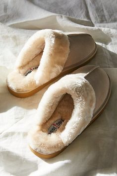 Comfy Slippers, Cute Slippers, Fresh Shoes, Soft Shoes, Shoe Inspo, Slippers Cozy, Aesthetic Shoes, Swag Shoes, Design Center