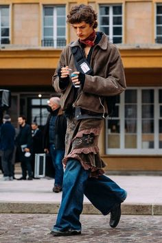 Hippie Outfits Men, Street Style Fall 2022, Autumn Street, Autumn Street Style, Cool Fits, Fall 2022, Hippie Outfits, Mode Inspiration