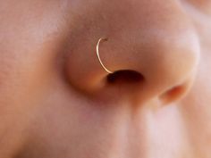 SALE ! SALE ! SALE ! BUY 3 GET 1 FREE ♥This listing if for one single OR 3+1 handmade Gold Filled 14K OR 925 sterling silver fake nose ring. ♥They are extremely comfortable to wear and look just like a real piercing, without the pain! Fully adjustable to fit your nose comfortably. ► Nickel Free ✔ ► Tarnish Resistant ✔ ♥HOW TO WEAR IT: Open the cuff slightly if necessary. Slide the cuff up around your nostril and squeeze gently to secure in place. THAT'S IT! ♥SIZE in the photo: 22 gauge 8mm diame Ušný Piercing, Spiderbite Piercings, Orr Piercing, Ear Peircings, Cute Nose Piercings, Fake Nose Ring, Nose Piercing Hoop, Helix Piercings, Piercing Septum