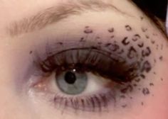 Cheetah Print Eye Makeup, Leopard Print Eyeshadow, Cheetah Print Eyeshadow, Graphic Makeup Ideas, Cheetah Eye Makeup, Leopard Eye Makeup, Cheetah Eyeshadow, Black And Purple Makeup, Leopard Eyeshadow