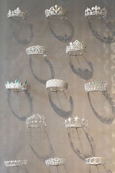 Exposition de diadèmes chez Chaumet Crown Display, Tiaras Jewellery, Royal Crowns, Royal Tiaras, Diamond Tiara, French Jewelry, Jewellery Sketches, Royal Jewels, Pretty Clothes