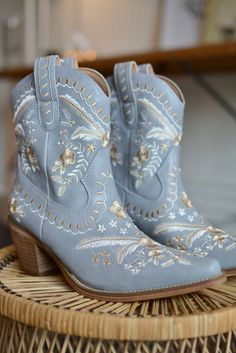 Step into the realm of enchantment with the "Smokey Angel Boot" – a pair of short cowgirl boots adorned with a delicate grey base and intricate gold and white floral patterns. These boots capture the essence of ethereal beauty, allowing you to showcase your unique style with a touch of elegance. The "Smokey Angel Boot" brings together classic cowgirl charm and a hint of celestial allure, making them a standout choice for those who appreciate both tradition and grace. Same boot as "Golden Angel B White And Blue Cowboy Boots, Bridesmaid Cowgirl Boots, Country Dresses With Cowboy Boots, How To Style Cowgirl Boots, Wedding Cowgirl Boots, Bridal Cowboy Boots, Elegant Cowgirl, Blue Cowgirl Boots, Short Cowgirl Boots