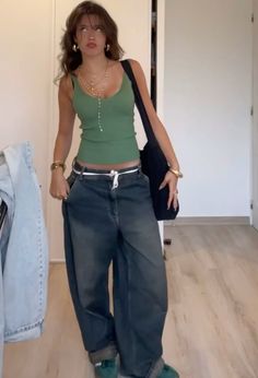 90s Downtown Outfit, Mid Weather Outfits, A Cup Outfits, Dirtbag Outfits, Women's Grunge Fashion, Wlw Outfit, Summer Jean Outfits, Bi Outfits, Artsy Outfit Ideas