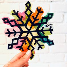 Welcome to Punch of Color! Need a winter craft for the kiddos? This listing is for a set of SNOWFLAKE suncatchers! A great art project for the classroom or at home. My boys and I LOVE making these suncatchers - almost any age will be able to make these - kiddos AND adults! Kiddos will easily be able to create these suncatchers with the materials included - hang in front of your window (or hang on your tree) when done for a beautiful effect! The suncatchers are created on black cardstock, and eac Christmas Crafts For Kids Diy, Birthday Party Activity, Winter Diy Crafts, Diy Winter, Kit Christmas, Diy Craft Kit, Winter Craft, Birthday Party Activities, Toddler Gift