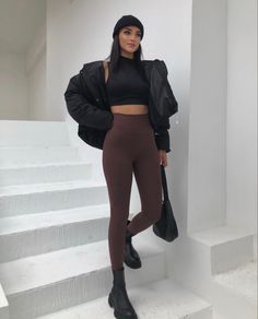 Brown And Black Gym Outfit, Brown Legging Outfits Winter, Brown Ribbed Leggings Outfit, Light Brown Leggings Outfit