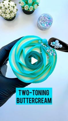 two - toning buttercream is being used to decorate cupcakes and cakes