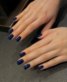 Gel Nails Color Ideas, Short Nails Dark Colors, Autumn Nails Blue, Fall Navy Nails, Short Navy Nails, Fall Nails Navy, Dark Blue Short Nails, Dark Blue Sparkle Nails, 1940s Nails