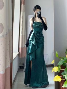 Fitted Green Satin Dress For Banquet, Maxi Prom Dresses, Robes Glamour, Classy Prom, Prom Dress Inspo, Modest Maxi, Classy Prom Dresses, 파티 드레스, Prom Dress Ideas