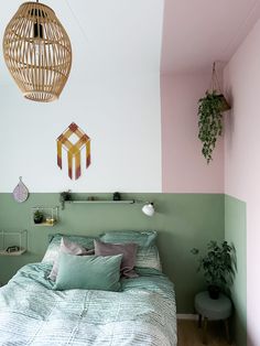 kleurvlak schilderen op muur en plafond Dado Rail Bedroom, Bedroom Storage For Small Rooms, Guest Bedroom Makeover, Pastel Bedroom, Boy Girl Room, Zen Room, Diy House Renovations, Teenage Bedroom