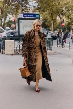 Birth Outfit, Paris Fashion Week 2024, Well Dressed Women, Coat Trends, Chic Coat, Paris Fashion Week Street Style, Functional Fashion, Short Lace Dress