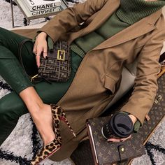 Outfit Verde, Outfit Chic, Color Analysis, Green Pants, Fall Winter Outfits, Fall Wardrobe, Outfit Details, Look Fashion