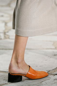 Loewe Spring 2015. Backless Shoes, Orange Shoes, Fabulous Shoes, 2015 Fashion, Looks Style, Shoe Lover, Me Too Shoes, Designer Shoes, Fashion Shoes