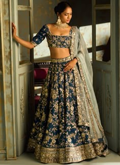 Lehenga Dresses Indian, Pretty Indian Dresses, Indian Wedding Women Outfit, Lehenga Guest Indian Weddings, Garba Bridal Outfit, Blue Lehngas, Desi Wedding Lehenga, Rustic Lehenga, Indian Lehenga Aesthetic