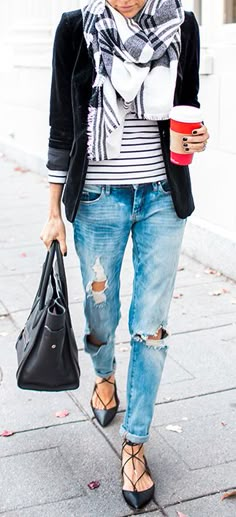 Can't go wrong with a blazer, scarf & striped shirt combo. Not so keen on the flats though. Boyfriend Jeans Fall, Boyfriend Jeans Kombinieren, Street Style Jeans, Mantel Outfit, Style Désinvolte Chic, Looks Jeans, Quoi Porter, Fall Pants, Fall Jeans