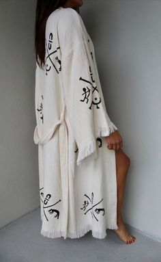 Purpose of usage; Turkish cotton robe, spa bath, boho robe,  Made of %100 Cotton, Ethnic Kaftan, Kimono Robe, Dressing gown, Boho Cover Up, Meditation Robe, Organic Cotton bathrobe, lithograph pattern, Unisex Spa robe Dries very quickly, soft and light, Eco friendly, absorbs water better than towel. Standart size Care:  -You can wash in cool water 30C to 40C. Please do not use bleach or fabric softener. - Dry naturally. Don't machine dry! - Colors on your monitor may differ slightly from the original. The peshtemal bathrobe absorbs water as fast as a traditional towel, dries very quickly, takes up less space, is easy to carry and is therefore used as an alternative to the towel in bathrooms, pools, spas, beaches, and sports facilities A peshtemal is a traditional towel used in baths. A sta Boho Robes, Cotton Bathrobe, Boho Mode, Mode Abaya, Mode Boho, Moda Vintage, Looks Chic, Dressing Gown, Estilo Boho