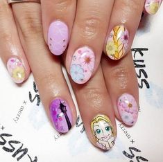 No nos basta con ser fans incondicionales de Disney, sino que tenemos que dejar constancia de este amor en todas partes, incluidas las uñas... Rapunzel Nail Art, Rapunzel Nails, Tangled Nails, Disney Princess Nail Art, Disney Nail Art, Frozen Nails, Disney Princess Nails, Nails Disney, Disney Nail Designs