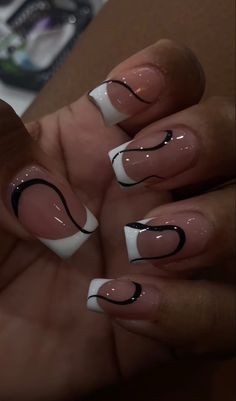 Medium Natural Acrylic Nails, Short Nail Designs Black And White, Black And White Nail Designs Short, Y2k Square Nails, Short Nails Inspo Aesthetic, Short Nails Black Women, Vacation Nails Black Women, Birthday Nail Set Ideas, Nail Set Ideas