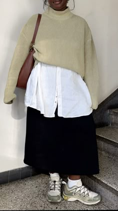 Comfy Winter Work Outfits, Tiered Skirt Outfit Winter, Styling Skirts For Winter, Fall Style Outfits, Artist Aesthetic Outfit, Maxi Black Skirt, Skirt Sweater, Winter Mode, Sweater White