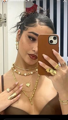 Gold Baddie Outfits, Latina Aesthetic Jewelry, Gold Jewelry Collection Aesthetic, Latina Gold Jewelry Aesthetic, Gold Jewelry Aesthetic Mexican, Gold Jewelry On Brown Skin, Sade Aesthetic Jewellery, Gold Necklace Black Women, Sade Jewelry Aesthetic