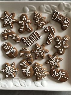 #chrismas #friends #friendsmas # fun #winter #recipe #christmascookies #christmasdecor #christmasornaments #christmastreeideas #winteroutfit #nyc #aesthetic #cooking #recipe #christmasrecipe Gift Games, Desserts Christmas, Diner Decor, Chewy Sugar Cookies, Ginger Snap Cookies