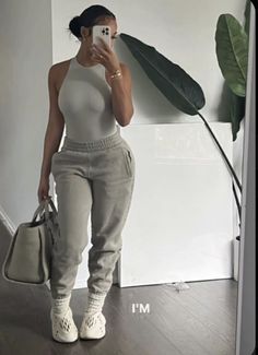 Cabin Trip Outfit Summer, Cabin Trip Outfit Black Women, Basic Baddie Outfits, Girl Airport, Minimalist Fits, Runners Outfit, Jogger Outfit, Looks Hip Hop, Cabin Vibes