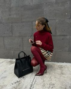 Burgundy With Brown Outfit, Coloured Tights Outfit Street Styles, Black And Red Dinner Outfit, Christmas Outfit With Tights, Extra Winter Outfits, Italian Ladies Fashion, Dark Red Outfits For Women, Gonna Bordeaux Outfit, Green Tights Outfit Leggings