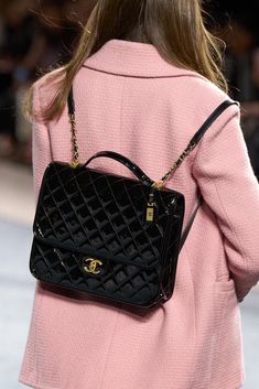 Mochila Chanel, Stylish School Bags, Bag Obsession, Chanel Logo, Luxury Purses, Fancy Bags