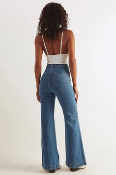 Highwaist Jean Outfits Flare, No Back Pocket Jeans, Rollas Jeans, Jeans Unique, Pocket Stitching, Denim Sweater, Outfit Jeans, Flare Leg Jeans, Event Dresses