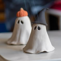 Elevate your decor with our charming Halloween Ghost Incense Holder, a handcrafted ceramic piece that combines a dash of whimsy with festive Halloween vibes. Available in two variations, each featuring a playful ghost with its own quirky twist. Ceramic House Candle Holder, Air Dry Clay Ghosts Diy, Slap Pottery, Clay Ideas Halloween, Pottery Ghost, Das Clay, Halloween Decor Diy, Ghost Candles, Boo Tiful