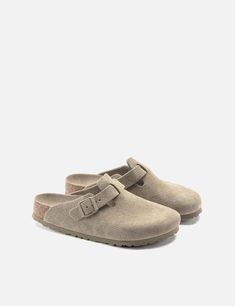 Step into the timeless cool of birkenstock boston clogs (narrow) in faded khaki. made from supple suede these clogs will cushion and cradle your feet with every step thanks to their soft footbed and extra foam layer. and with its versatile style you can rock these classic clogs all year round.    article fit & features —    — material: suede upper / footbed material: cork  — birkenstock soft footbed; anatomically shaped  — narrow fit  — footbed lining: suede  — adjustable metal pin buckle  —  or Burken Stocks Clog Outfit, Desire List, Clog Outfit, Birkenstock Boston Clogs, Birthday Haul, Birkenstock Clog, Birkenstock Clogs, Boston Clogs, Streetwear Fall