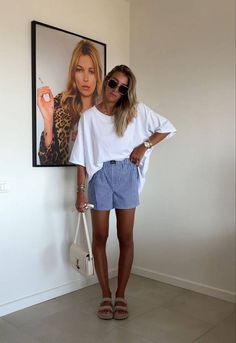 White Tee Summer Outfit, Summer 2024 Holiday Outfits, Poplin Shorts Outfit, Pin Stripe Shorts Outfit, Nyc Day Outfit Spring, Poplin Shorts Outfit Women, Suburban Aesthetic Outfit, Northern California Aesthetic Outfits, Beach Town Outfit Summer