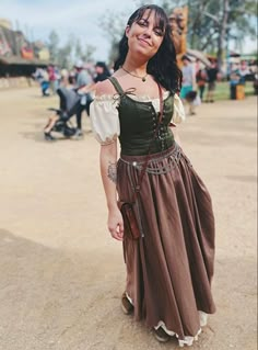 Highlander Ren Faire, Womens Ren Faire Costume, Festival Corset Outfit, Scottish Ren Faire Costume, Ren Faire Wench, Ren Faire Costume Women Fairy, Ren Faire Hobbit, Ren Fair Corset, Renfaire Outfit Couple