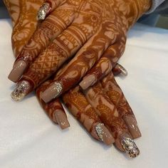 Nails Design For Wedding The Bride, Nail Art Designs For Saree, Mehendi Nail Designs, Bridal Nail Art With Mehendi, Mehendi Nails Art, Nail For Bride Wedding, Nail Extension For Wedding, Karwachauth Nails Design