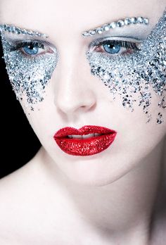 very white swan! I need someone who can do expert face painting like this! Glitter Carnaval, Eyeliner Trends, Make Up Guide, Beautiful Halloween Makeup