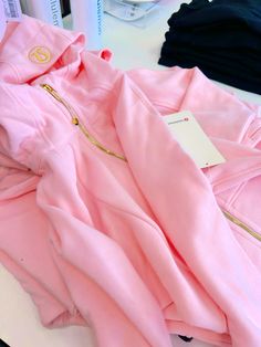 Lululemon scuba preppy pink gold sweatshirt Lulu Outfit Aesthetic, Preppy Lululemon Scuba, Preppy Cheer Wallpaper, Scuba Outfit Ideas, Lulu Scuba Outfit, Scuba Lululemon Outfit, Lulu Scuba Hoodie Outfit, Lululemon Scuba Outfit, Outfit Ideas Lululemon