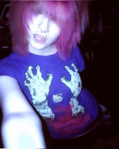 Scene Hair Unstyled, Myspace Poses, Hot Pink Scene Hair, Early 2000s Scene Fashion, Scene Kid Poses, Scene Aesthetic 2000s, Scene Astethic, Scene Hair Ideas, Scene Pfp For Discord