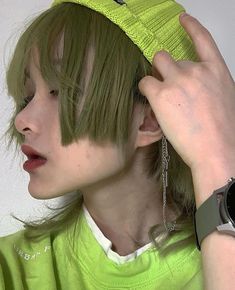 Short Green Hair, Split Dyed Hair, 얼굴 드로잉, Back Door, Hair Reference, Hair Inspo Color, 인물 사진, Green Shirt, Dream Hair