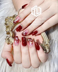 https://www.facebook.com/linh.tieu.944023 Asian Acrylic Nails Red, Red Nail Art Designs Wedding, Nail Art Wedding Elegant Red, Red Nails Diamonds, Red Nails Wedding, Red Nail Art Elegant, Red Bridal Nails, Nail Art Merah Maroon, Nail Art Wedding Elegant