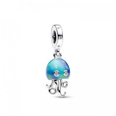 Llega el verano, y con él, las novedades de Pandora. Ya está disponible en nuestra tienda online el nuevo Charm Colgante Medusa Pandora, un precioso charm compatible con todas las pulseras de la colección Moments de la marca. Este bonito charm en forma de medusa quiere representar el mar, la fauna y la naturaleza. Como es un charm colgante, la figura de la medusa se moverá al ritmo de tus movimientos, de manera que dará vida a tu pulsera y un toque muy original a tu look. Jellyfish, Pandora Charms, Color