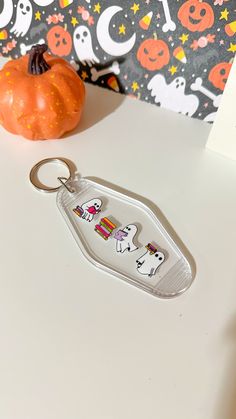 Ghosts keychain Fall Keychains, Halloween Keychains, Friends Keychain, Motel Key, Custom Glassware, Motel Keychain, Keychain Gifts, Fall Designs, Halloween Lovers