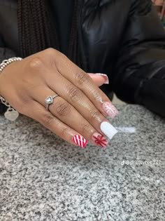 Christmas Nails Black Women Short, Cute Short Christmas Nails Ideas, Shorties Nails Square Christmas, Short Holiday Acrylic Nails, Christmas Shorties Nails, Christmas Nails Ideas 2023, Shorties Nails Square Winter, Short Christmas French Tip Nails, Christmas Acrylics Short