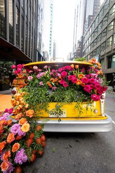 multicolor-flowers-in-yellow-cab Mission Statement Display, Creative Centerpieces, Fundraiser Ideas, Nyc Food, Bouquet Design, Decoration Inspiration