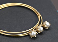 Modern Bangle, Bangles Set, Pearl Bangle, Bangles Jewelry Designs, Gold Jewelry Simple, Gold Bangles Design, Gold Bangle Bracelet, Girly Jewelry, Gold Jewellery Design